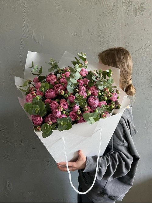 Яркий букет розовых роз «Мисти баблз»