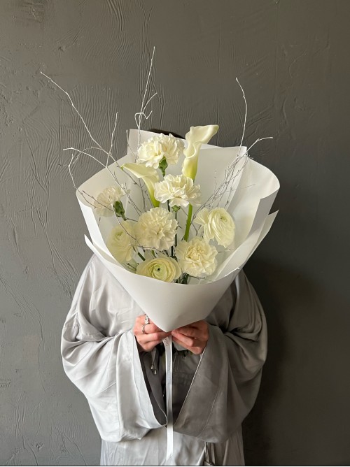 Букет в белых тонах с каллой и ранункулюсом