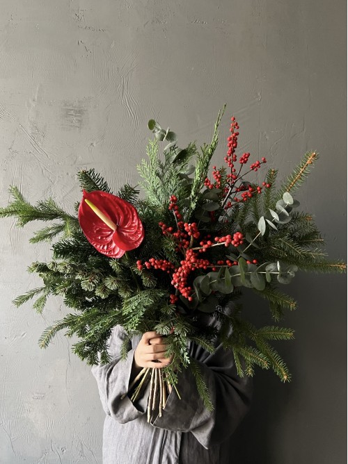 Новогодний букет с красным антуриумом и илексом