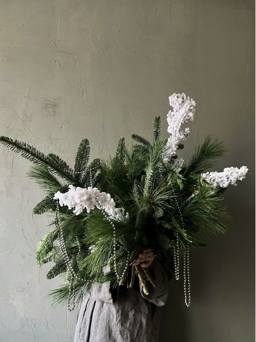 Зимний букет с декоративными ветками и бусами