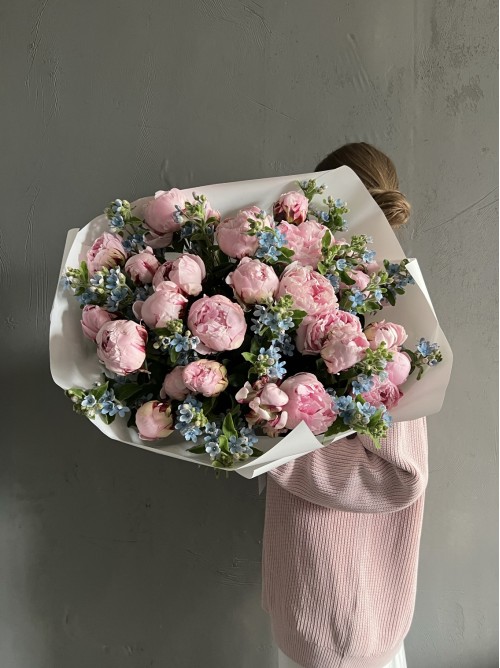 Большой букет розовых пионов и небесного оксипеталума