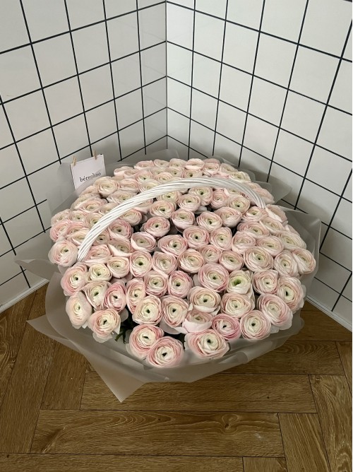 Нежные ранункулюсы в корзине