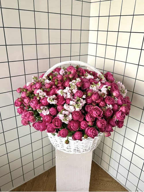 Корзина пионовидных роз с розовой маттиолой