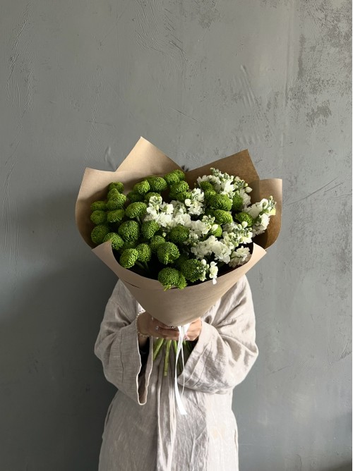 Зеленый букет мини-хризантем и маттиолы