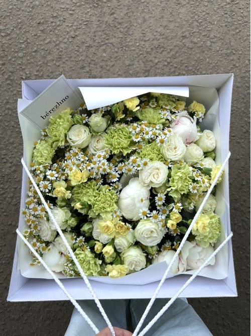 Сборный букет с белыми пионами и ромашками