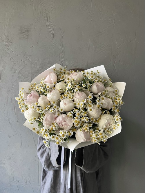 Букет пионов и ромашек