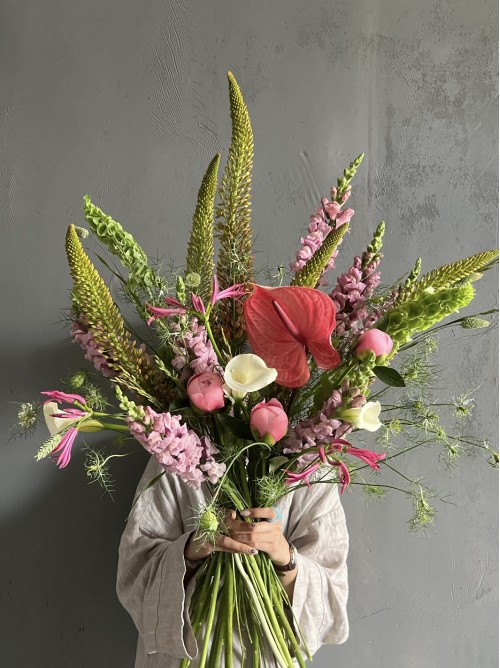 Авторский букет с пионами, каллами и антуриумом