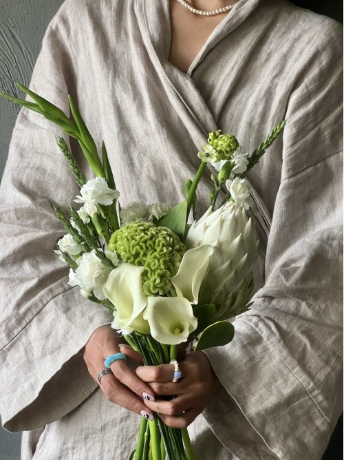 Букет невесты №10 С белой протеей и каллами