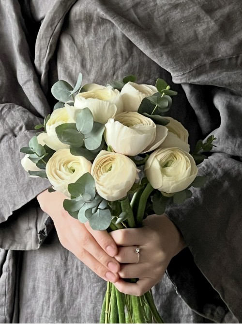 Букет невесты №16 Белые ранункулюсы с эвкалиптом