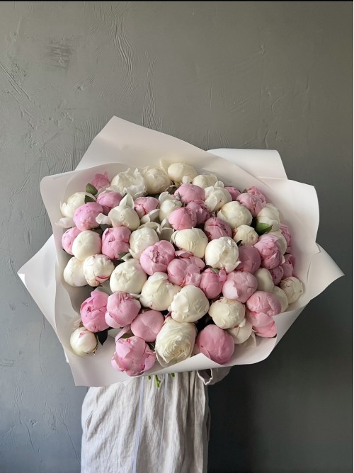 Большой букет белых и розовых пионов