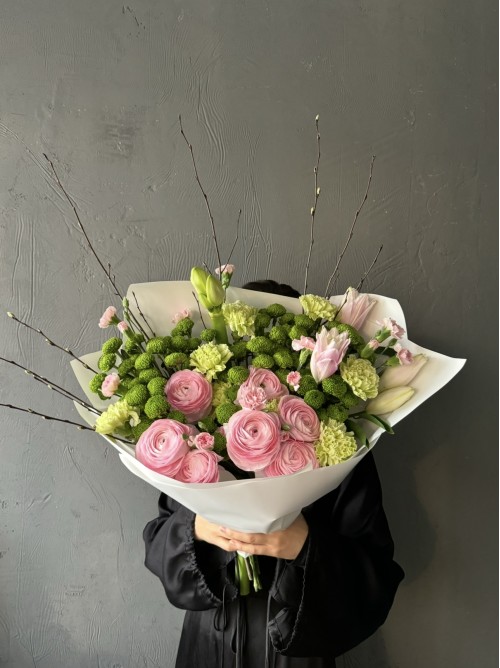 Зеленый букет с розовыми ранункулюсами