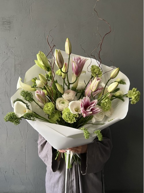 Сборный букет с пионовидной лилией