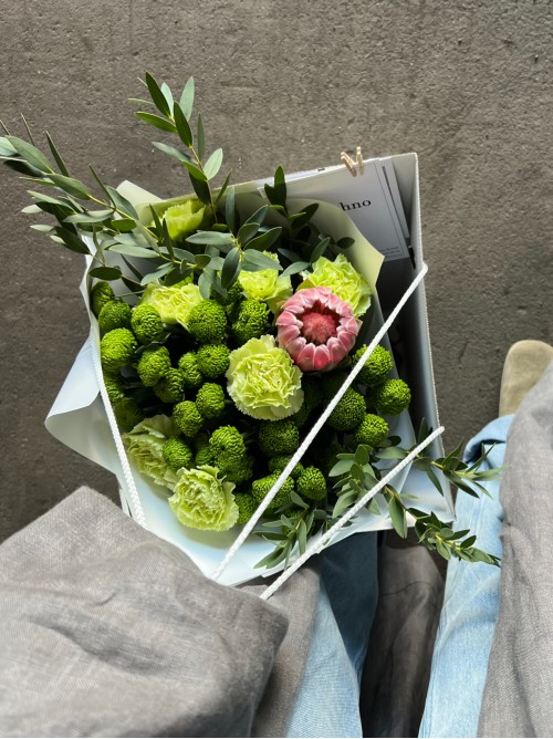 Зеленый сборный букет с протеей