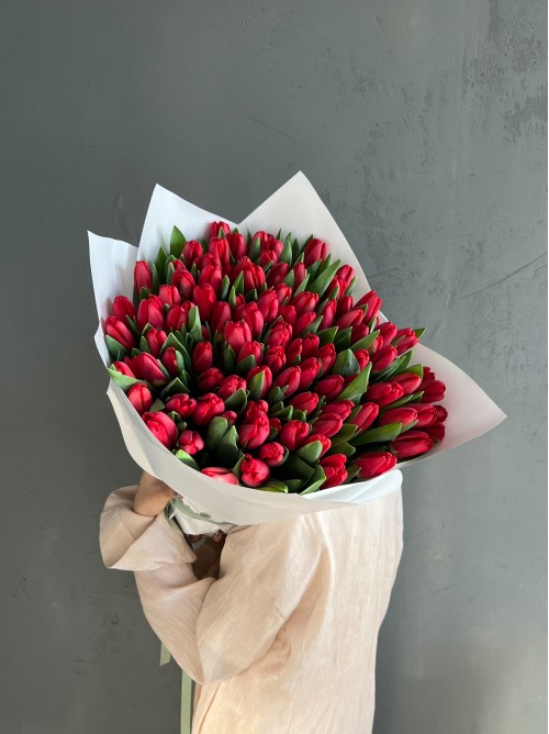 Букет красных тюльпанов