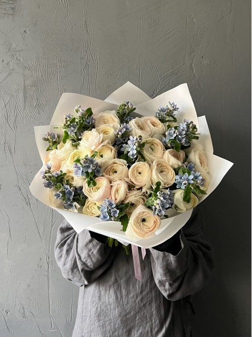 Нежный букет из ранункулюсов