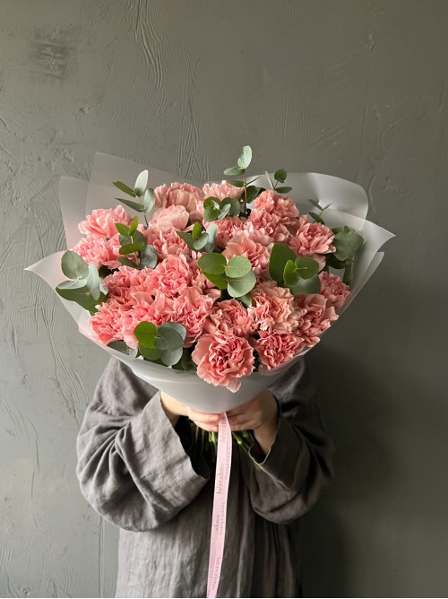 Букет из розовых гвоздик с эвкалиптом
