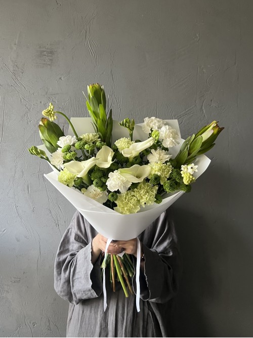 Сборный букет с белыми каллами и диантусами