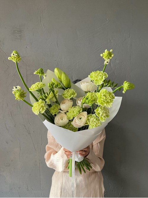 Сборный зеленый букет с нежными ранункулюсами