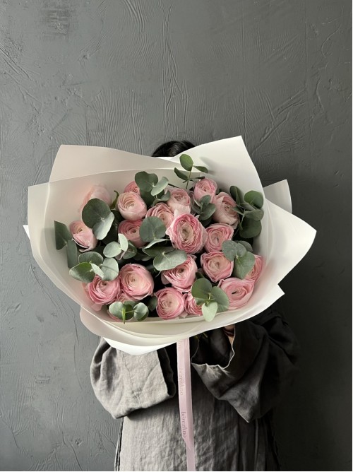 Розовые ранункулюсы с эвкалиптом