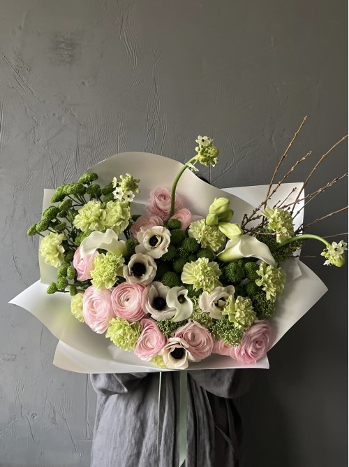 Сборный букет «berezhno» с ранункулюсами и анемонами