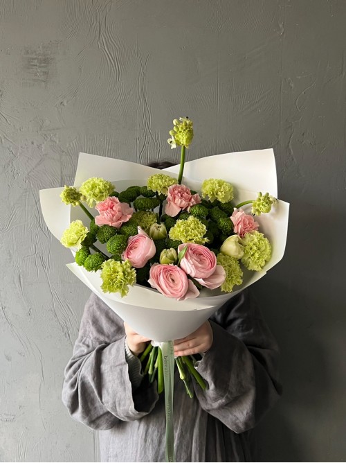 Фирменный букет «berezhno» в розово-зеленом оттенке