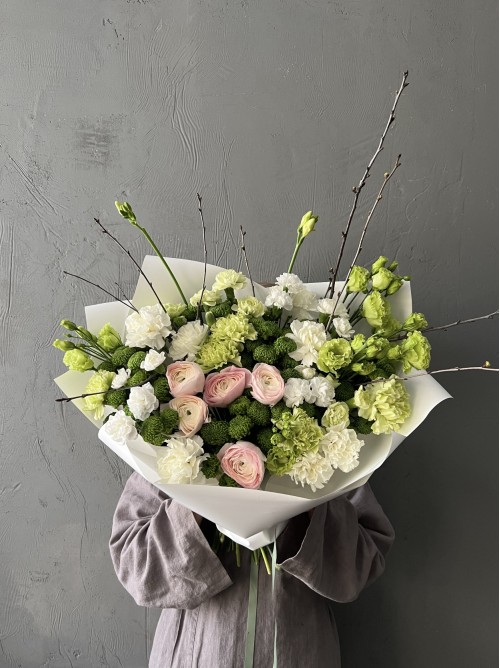 Букет "berezhno" с розовыми ранункулюсами