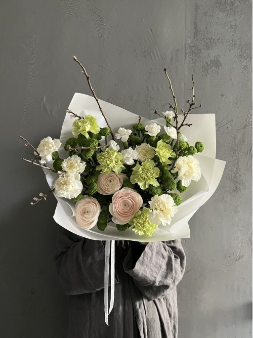 Бело-зеленый букет с нежными ранункулюсами