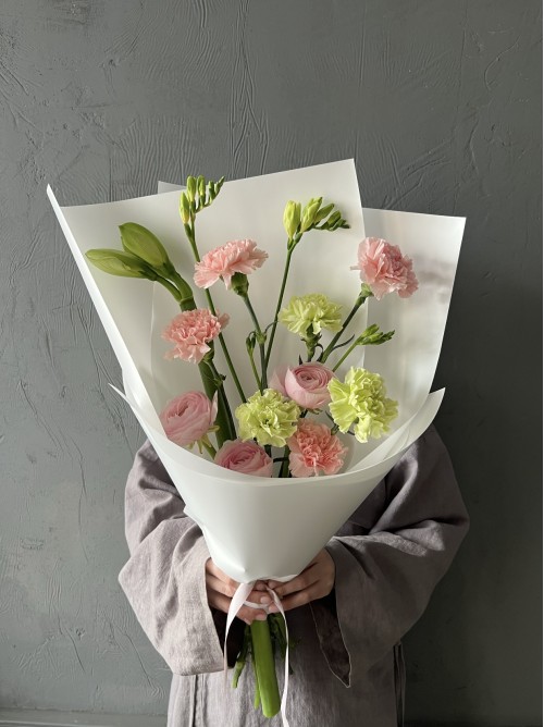 Зелено-розовый сборный букет с амариллисом