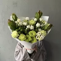 Бело-зеленый букет бережно