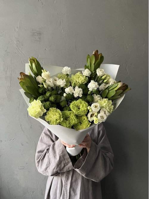 Бело-зеленый букет бережно