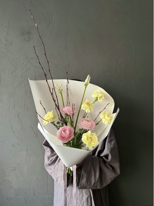 Букет розовых ранункулюсов и лимонных диантусов