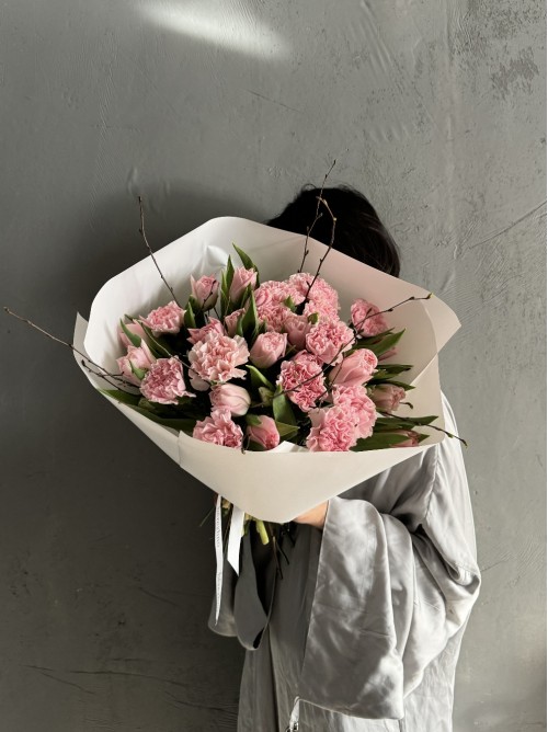 Нежный розовый букет с ветками