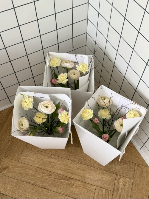 Букет-комплимент berezhno с ранункулюсом