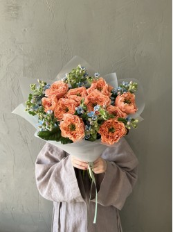 Букет персиковых роз и голубых незабудок Букет персиковых роз и голубых незабудок