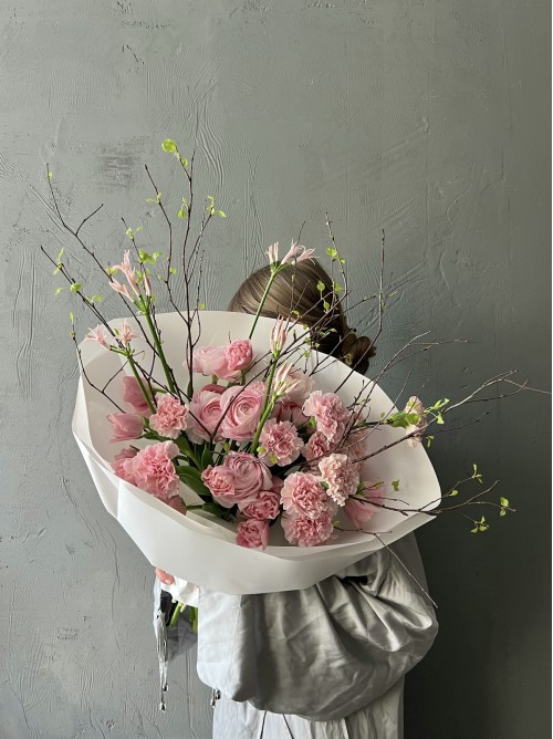 Сборный розовый букет с ветками