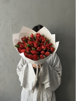 Букет из 35 красных тюльпанов