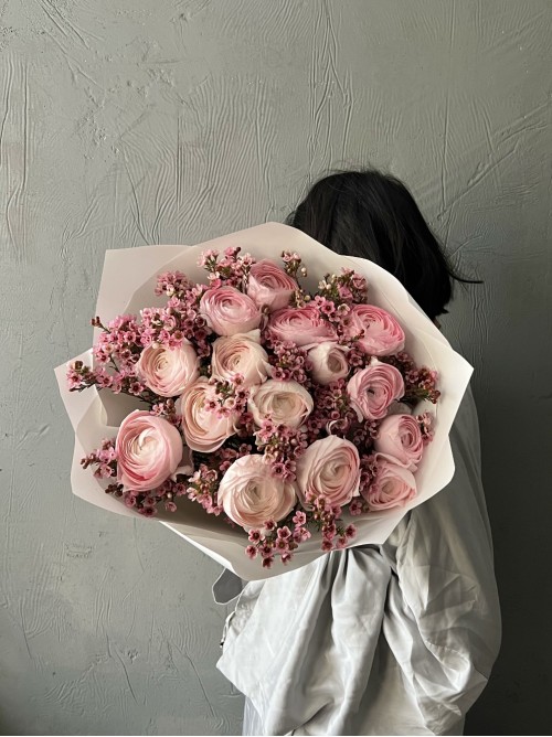 Красивый розовый букет ранункулюсов