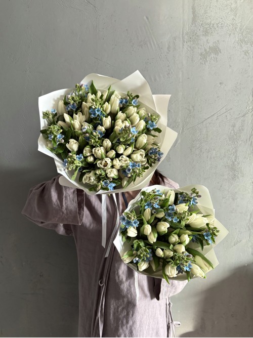 Белые тюльпаны и незабудки