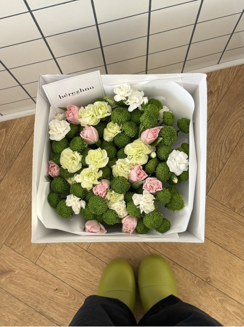 Букет бережно с розовыми тюльпанами