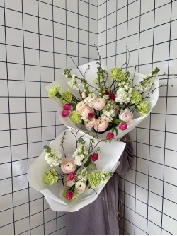 Сборный букет цветов с тюльпанами и ранункулюсами