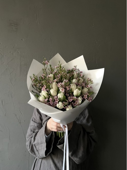 Белые тюльпаны и розовый хамелациум