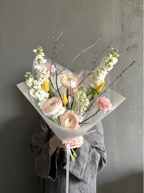 Нежный сборный букет с ранункулюсами, тюльпанами и цветущими ветками