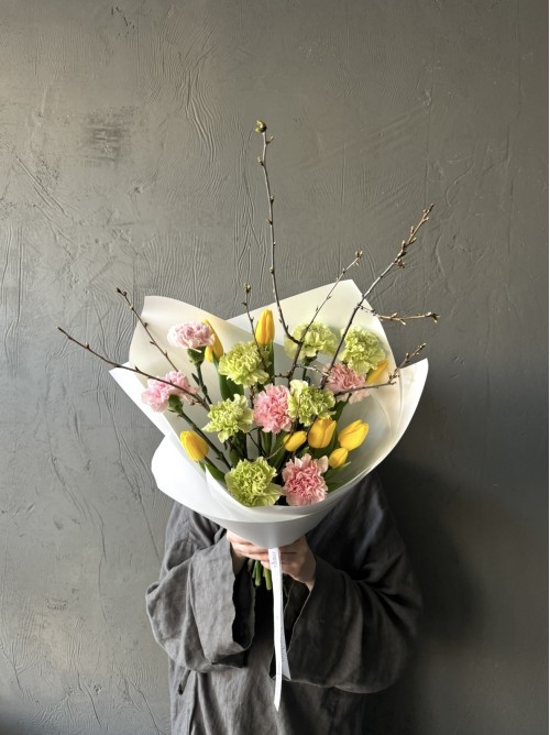 Яркий сборный букет цветов