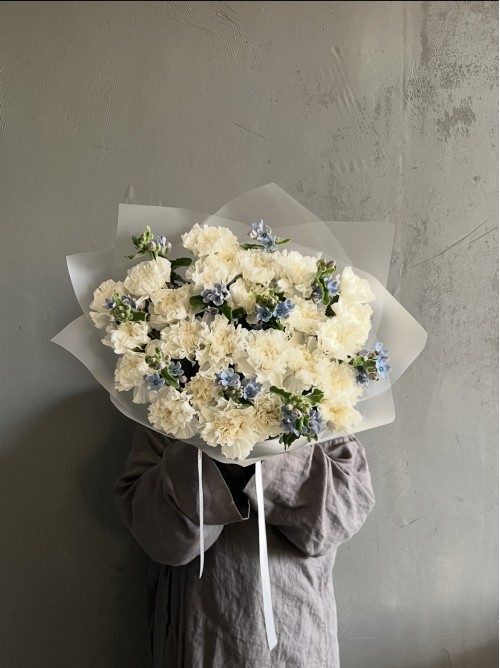 Букет белых диантусов с незабудками в нежной упаковке (50)