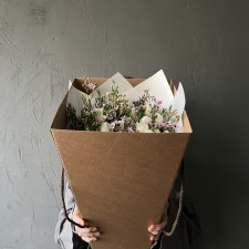 Белые тюльпаны и розовый хамелациум