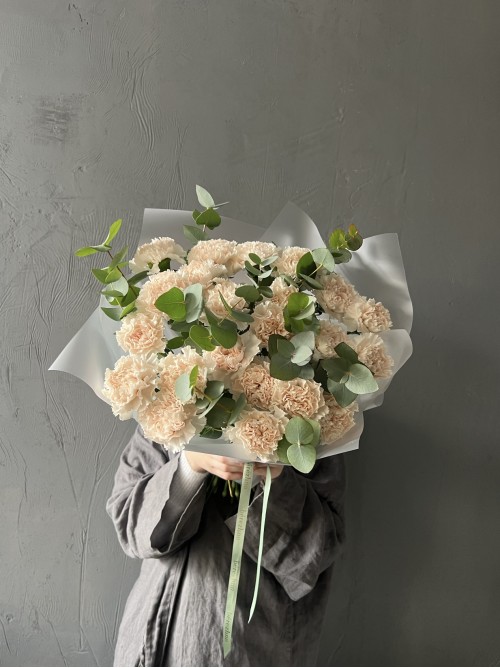 Букет из кремовых гвоздик с эвкалиптом