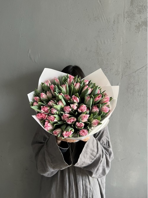 Нежный букет розовых тюльпанов