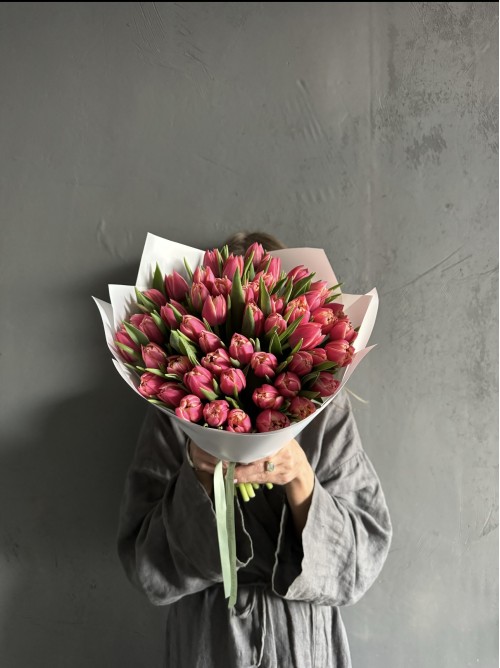 Букет ярко-розовых тюльпанов