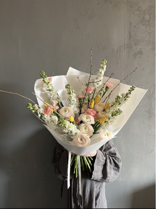 Весенний букет с ранункулюсами, маттиолой и тюльпанами