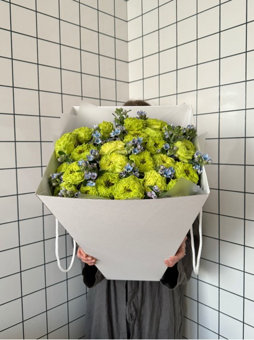 Лаймовые розы с незабудками